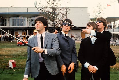 Paul McCartney, George Harrison, Ringo Starr y John Lennon, en una sesión de fotos de mediados de los años sesenta con unos palos de golf.