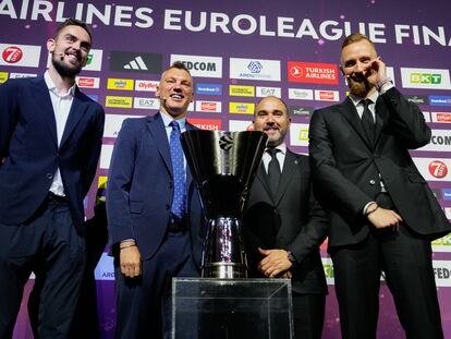 De izquierda a derecha, Satoransky, Jasikevicius, Chus Mateo y Musa, este miércoles jueves junto al trofeo de la Euroliga, en Kaunas.