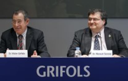 El presidente y consejero delegado de Grifols, Víctor Grifols, y el neurobiólogo Manuel Sarasa, fundador y consejero delegado de Araclon, en una comparecencia en Barcelona.