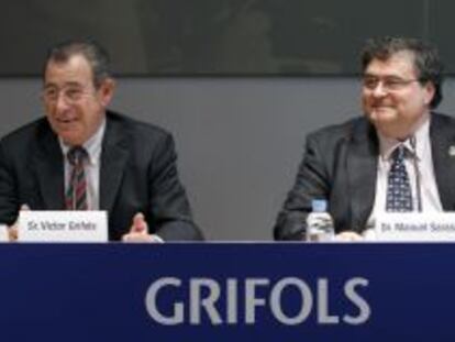 El presidente y consejero delegado de Grifols, V&iacute;ctor Grifols, y el neurobi&oacute;logo Manuel Sarasa, fundador y consejero delegado de Araclon, en una comparecencia en Barcelona.