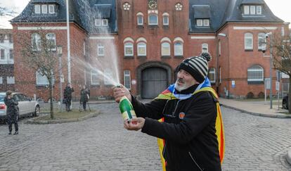 Un hombre celebra frente a la prisión de Puigdemont.