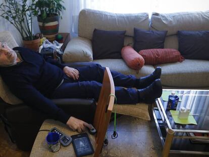 Jos&eacute; Antonio Arrabal, enfermo de Esclerosis Lateral ( ELA), en su casa de Alcobendas (Madrid), antes y despu&eacute;s de tomar una dosis letal de Pentobarbital