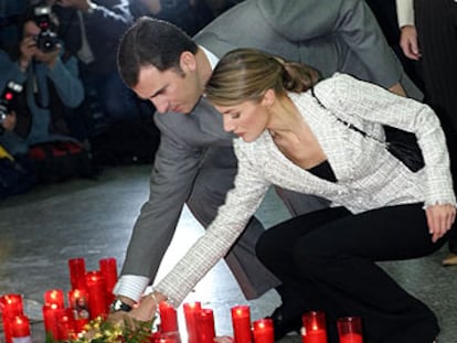 El Príncipe y su novia depositan un ramo de flores en Atocha en recuerdo de las víctimas del 11-M.