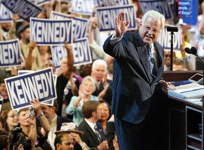 Edward Kennedy, una figura capital en el Partido Demócrata y heredero del legado político de una de las familias más influyentes del país tras el asesinato de sus dos hermanos mayores, murió anoche a los 77 años.