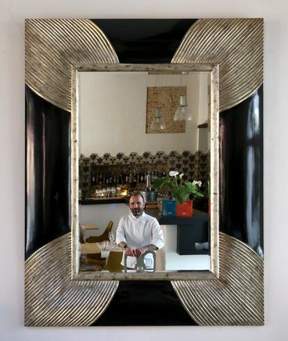 José Luis Fernández Tallafigo, el chef de El Espejo, luce oficio con productos desterrados de la huerta, como zanahorias violetas, chícharos (guisantes), rábanos negros y remolacha bicolor, combinándolos con carnes, pescados y vinos del marco de Jerez. Menús degustación, 35 y 42 euros. Más información: <a href="https://elespejo-sanlucar.es/" target="_blank">elespejo-sanlucar.es</a>