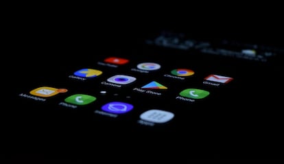 Teléfono Android con iconos de aplicaciones y fondo negro