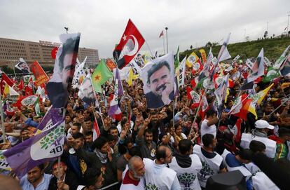 Simpatizantes del partido HDP prokurdo sujetan carteles y banderas reivindicativos, este lunes en Estambul.