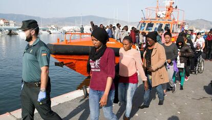 Un Guardia Civil traslada al puerto de Motril a varios de los 96 inmigrantes rescatados en aguas del mar de Alborán.