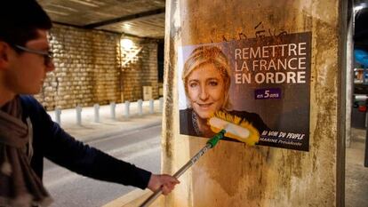 Carteles de Marine Le Pen en la ciudad de Lyon.  