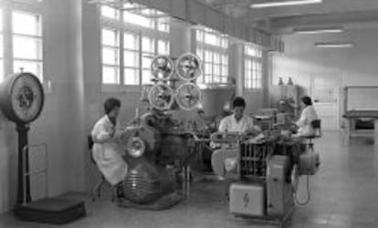 Trabajadoras en la f&aacute;brica donostiarra de Suchard.