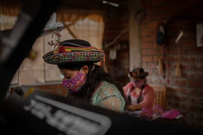 Mientras su madre confecciona las mascarillas, Ramos las pinta con temas inspirados en la flora y fauna de los Andes peruanos y con mensajes en contra de la violencia machista y la inestabilidad política en el país. “Al pintar nosotras ahora también tenemos el poder de transmitir algo que queremos: la igualdad de género”, apunta.