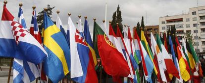 Banderas de distintos países bajo la de la UE.