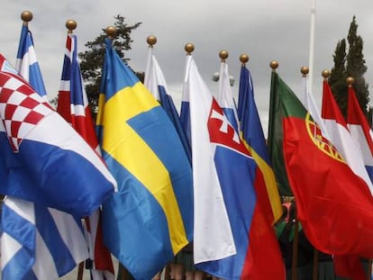 Banderas de distintos países bajo la de la UE.