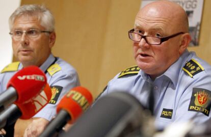 El portavoz de la policía noruega Sveinung Sponheim (a la izquierda) y el jefe del equipo, Johan Fredriksen, durante una rueda de prensa en la sede de la policía en Oslo.