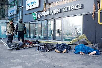 Los cadáveres de cuatro víctimas del ataque al centro comercial en el distrito Podilskyi de Kiev, este lunes. Rusia informó hoy, en el vigésimo sexto día de su "operación militar especial" en Ucrania, de que la pasada noche sus fuerzas aéreas destruyeron 44 objetivos militares ucranianos.