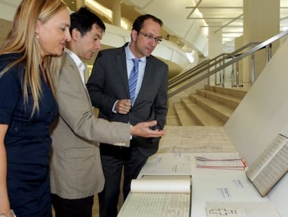 Gabri&eacute;l Quiroga, en el medio, en las instalaciones del Archivo de Galicia. 