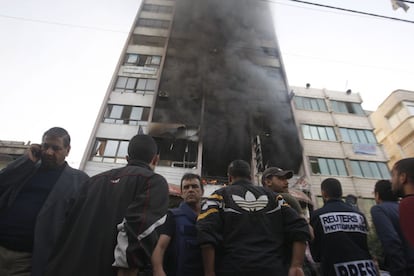 El edificio que alberga las oficinas de varios medios de comunicación, en llamas tras el bombardeo israelí. La última planta del edificio estaba ocupada por Al Aqsa, la televisión de Hamás.