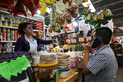 Un hombre hace sus compras en el mercado de Puebla, en una imagen de archivo.