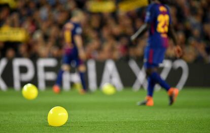 Globos amarillos en el Camp Nou durante el Barça-Roma.