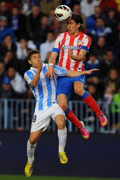 El defensa brasileño del Atlético Felipe Luis (27 años) llegó al conjunto rojiblanco en la temporada 2010/2011. Su debut en España lo hizo con la camiseta del Deportivo en el 2006, equipo en el que permaneció hasta el 2010, cuando lo fichó el equipo madrileño. En la imagen, el brasileño golpea de cabeza el balón frente a Portillo, del Málaga, durante un partido de Liga el pasado 3 de marzo.