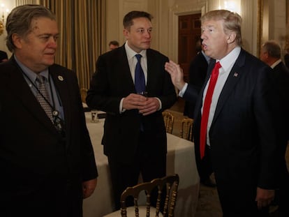 Elon Musk entre Steve Bannon, izquierda, y el presidente Donald Trump este viernes en la Casa Blanca.