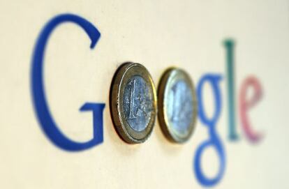 Logotipo de Google con dos monedas de un euro.