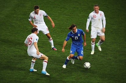 Pirlo controla el balón ante Milner, Gerrard y Rooney durante la Eurocopa de 2012.