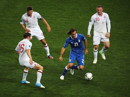 Pirlo controla el balón ante Milner, Gerrard y Rooney durante la Eurocopa de 2012.