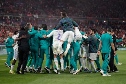 El Real Madrid celebra la victoria en la final de la Champions. Un único turno de Vinicius Junior le da a los blancos su decimocuarta Copa de Europa.