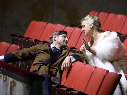 Michael Nagy (el Conde) y Diana Damrau (la Condesa), los dos mejores cantantes de la representación, intercambian confidencias en el patio de butacas del reconstruido Nationaltheater de Múnich durante una escena de 'Capriccio' en el Prinzregenthentheater el sábado por la tarde.