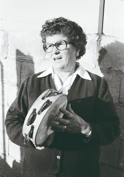 La cantareira Eva Castiñeira, con la pandereta, en una fotografía tomada y cedida a la RAG por Pablo Quintana.