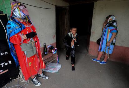 Miles de vecinos participan en la celebración y ahora también extranjeros suelen incorporarse a la danza. Este festejo se asemeja mucho a otros festejos de origen Inca, como el carnaval de Oruro (Bolivia), u otros que se realizan en algunas localidades de Perú y Chile.