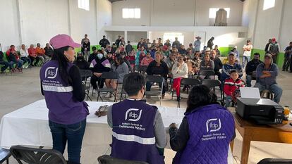 Funcionarios de la Defensoría Pública de México trabajan en la comunidad de Soledad de Abajo (Aguascalientes), el 11 de diciembre de 2022.