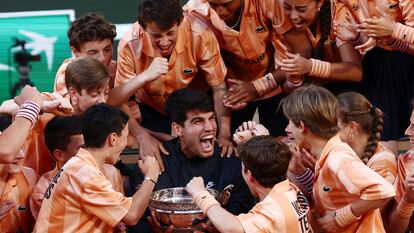 Alcaraz posa con el trofeo junto con los recogepelotas del torneo.