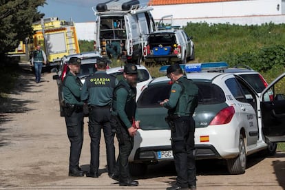 Agentes de la Guardia Civil, en un operativo en Chiclana de la Frontera.