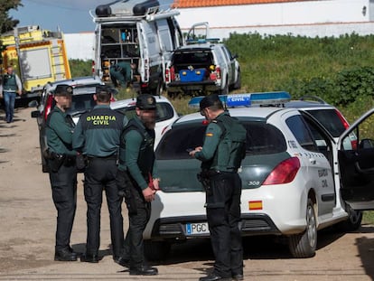 Agentes de la Guardia Civil, este jueves en Chiclana de la Frontera.