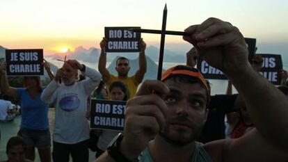 Varios brasileños forman unas cruces con lápices en Niterói en memoria de las víctimas del ataque contra 'Charlie Hebdo'.