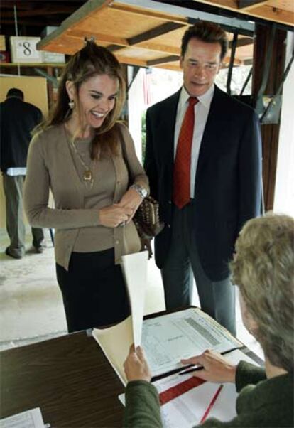 Schwarzenegger y su esposa, Maria Shriver, acuden a votar.