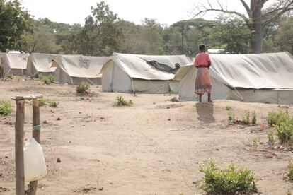 Al llegar a Luwani los refugiados se instalan en unas tiendas de la llamada zona de tránsito para que se acostumbren a la vida allí y descansen después del traslado mientras se les asigna un lugar definitivo.