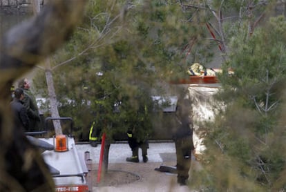 La policía mantiene acordonada la zona donde han localizado esta mañana el cadáver del joven estadounidense.