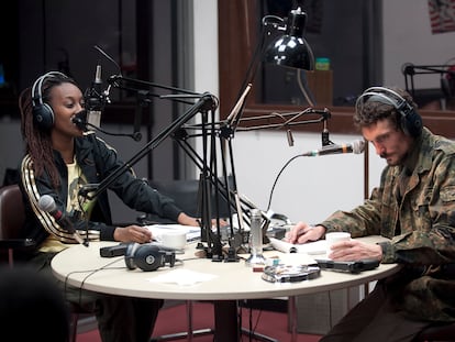Los actores Bwanga Pilipili y Sébastien Foucault, en 'Hate Radio', de Milo Rau.