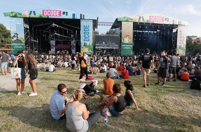 Gente joven espera el inicio del festival frente a los escenarios.