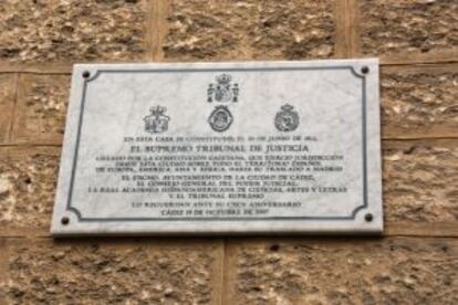 Placa conmemorativa en la primera sede del Supremo, en C&aacute;diz.