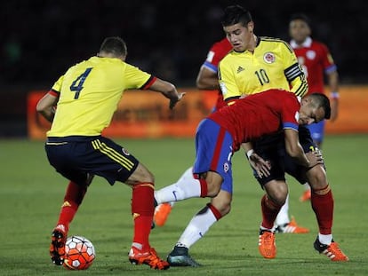 El jugador de Chile Alexis Sánchez se disputa el balón con Santiago Arias y James Rodríguez de Colombia
