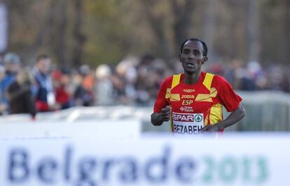 Alemayehu Bezabeh a punto de proclamarse campeón de Europa de cross. 