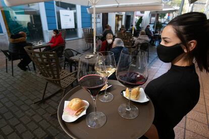 Una camarera se dispone a servir en una terraza de un restaurante de Avilés (Asturias) el pasado lunes.