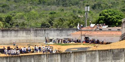 Detentos rebelados na penitenci&aacute;ria de Alca&ccedil;uz fazem barricadas em um dos pavilh&otilde;es, nesta ter&ccedil;a-feira.