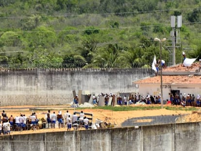 Detentos rebelados na penitenci&aacute;ria de Alca&ccedil;uz fazem barricadas em um dos pavilh&otilde;es, nesta ter&ccedil;a-feira.