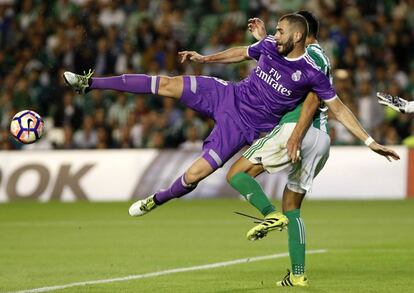 Karim Benzema, intenta rematar a portería.