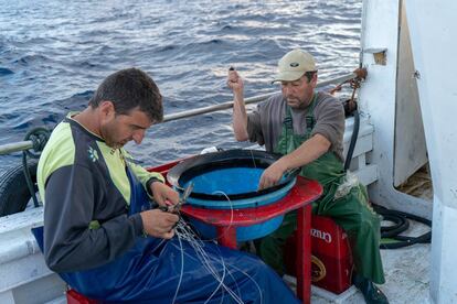 Los marineros preparan los aparejos para dar comienzo a la jornada de pesca.